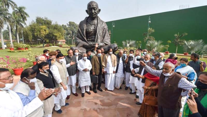 निलंबित सांसदों का संसद परिसर में धरना, सरकार पर तानाशाही का आरोप लगाया निलंबित सांसदों का संसद परिसर में धरना, सरकार पर तानाशाही का आरोप लगाया